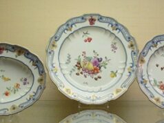 Выбор тарелок и блюд