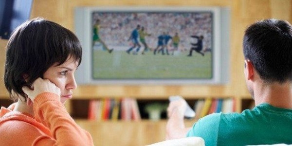 Должна ли женщина смотреть ненавистный футбол ради укрепления отношений с мужчиной