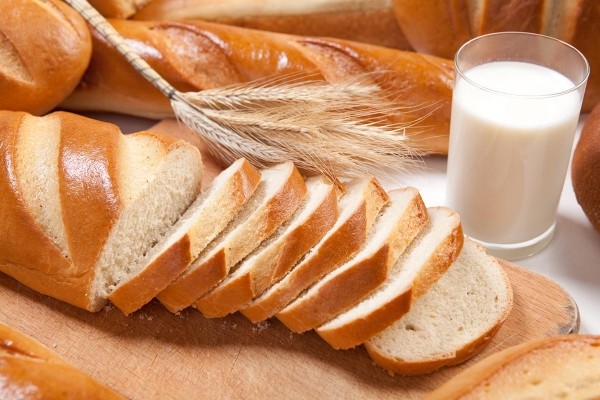 
                Можно ли жить на хлебе и молоке? Чем вреден глютен