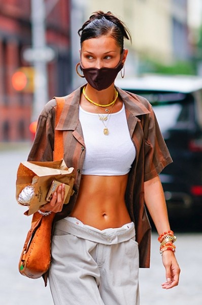 Уличный стиль знаменитости: Белла Хадид в кроп-топе и подвернутых брюках на шопинге в Нью-Йорке