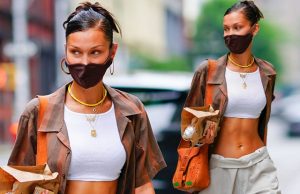 Уличный стиль знаменитости: Белла Хадид в кроп-топе и подвернутых брюках на шопинге в Нью-Йорке