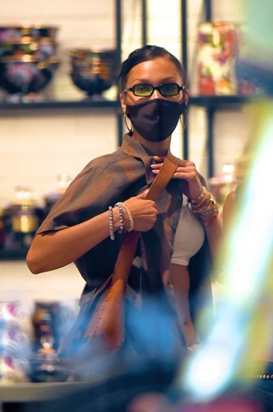 Уличный стиль знаменитости: Белла Хадид в кроп-топе и подвернутых брюках на шопинге в Нью-Йорке