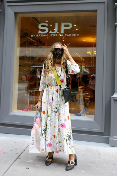 Уличный стиль знаменитости: Сара Джессика Паркер в платье с цветочным принтом и маске с кружевом в Нью-Йорке