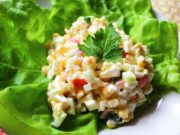 Какова история возникновения салата из крабовых палочек с добавлением кукурузы?