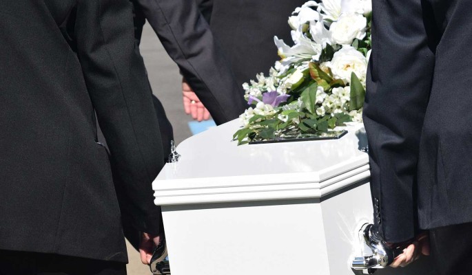 Невеста: в морге колдуют над телом погибшей дочери Конкина