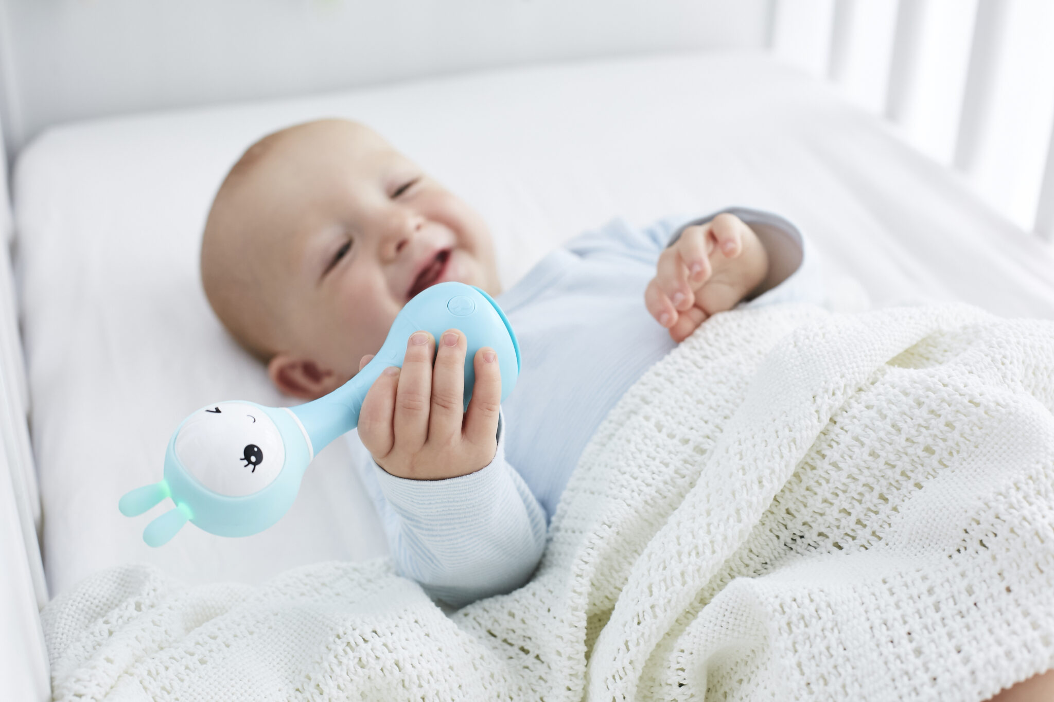 Включить шум новорожденному. Белы1 шум для новорожденных. Игрушки для новорожденных. Игрушка с белым шумом для новорожденных. Первые игрушки для новорожденного.