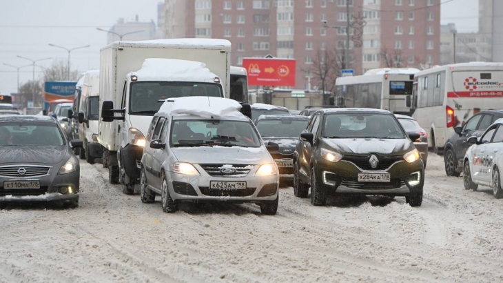 Петербургские автомобилисты столкнутся с неудобствами из-за ограничения движения по дамбе