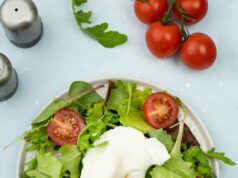 Салат с копченой курицей и яйцом