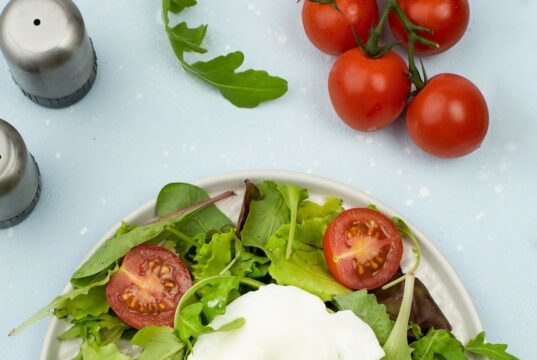 Салат с копченой курицей и яйцом