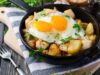 Жареная картошка с луком и яйцом