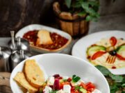 Салат с сыром, чесноком и помидорами