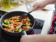 Приготовление серых креветок на сковороде