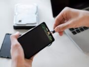 Как просушить телефон с несъемным аккумулятором